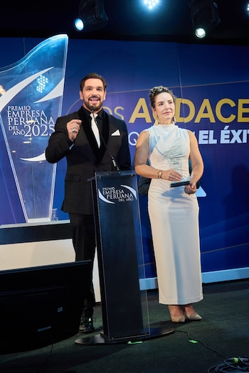 Ismael La Rosa y Virna Flores recibieron un reconocimiento empresarial por ACADEMIKA. “La educación transforma vidas”,