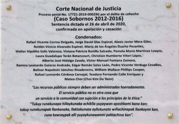 La placa ecuatoriana, conocida como “Placa de la ignominia”, contiene los nombres de veinte condenados por cohecho, entre ellos Rafael Correa y varios exfuncionarios de su gobierno - crédito @diegomelorib/X