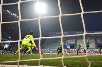 Khvicha Kvaratskhelia, del Napoli, anota en un partido ante Sassuolo, en la Serie A, el viernes 17 de febrero de 2023 (Massimo Paolone/LaPresse via AP)