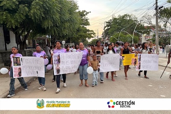 Las mujeres del municipio se sumaron a la marcha para exigir respeto por la vida de las mujeres - crédito Alcaldía De Clemencia / Facebook