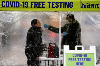 Una persona se testea para