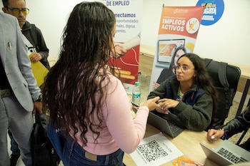 La convocatoria de empleo en Bogotá incluye 276 vacantes sin experiencia y 29 que exigen solo seis meses de experiencia para ampliar el acceso de jóvenes y personas que buscan reinsertarse en el mercado laboral - crédito Secretaría de Desarollo Económico