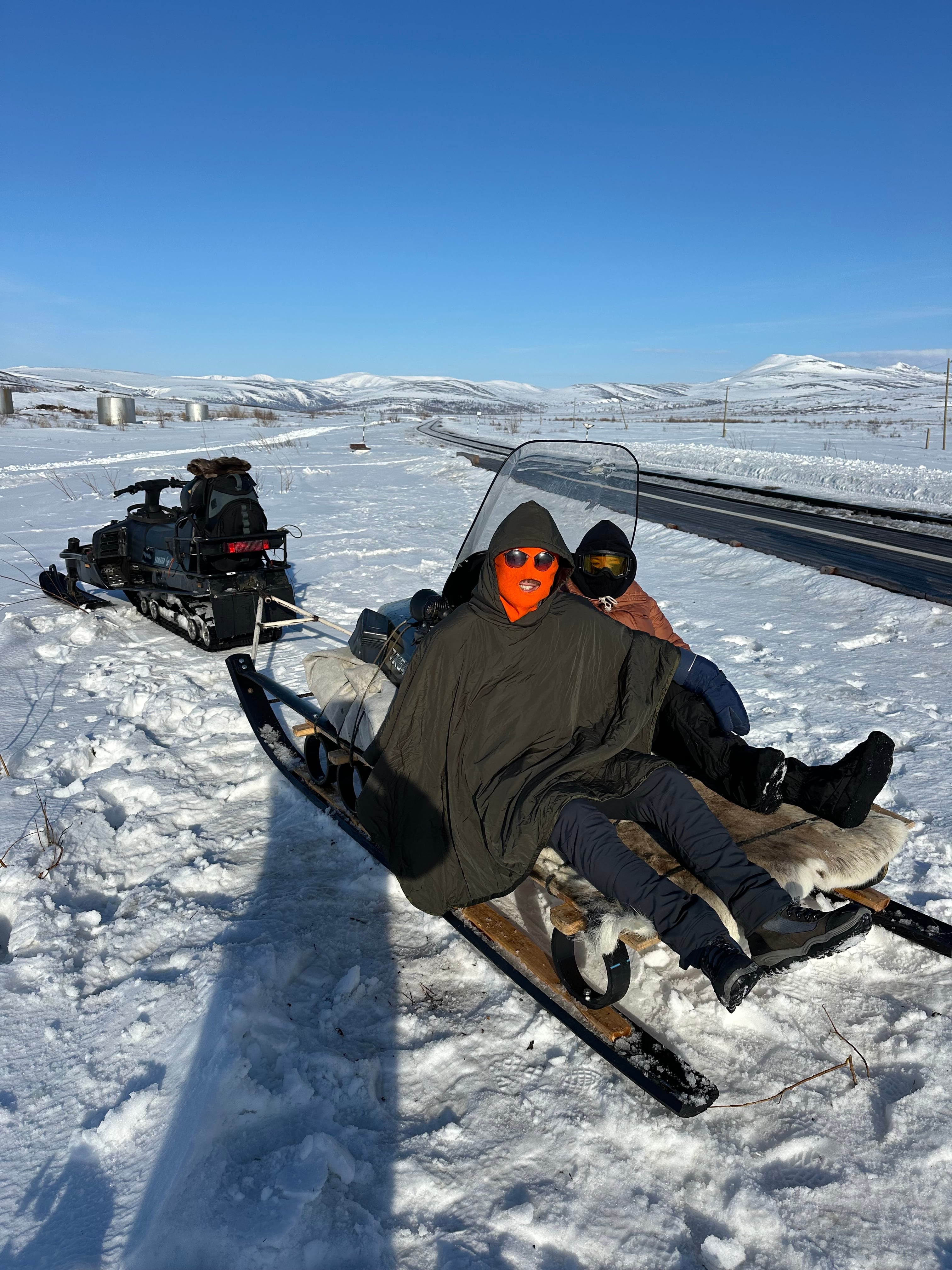 Para llegar a la comunidad nenet, Sofía y el “El Cata” tomaron tres trenes e hicieron un viaje de 15 horas en una moto de nieve