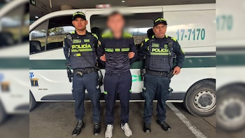 Capturado falso policía en una estación de Transmilenio en el centro de Bogotá: el hombre se estaba haciendo pasar como teniente de la institución