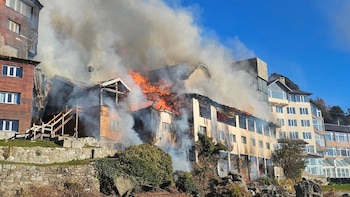 Feroz incendio en un histórico hotel turístico de Bariloche: el fuego habría comenzado por una quema de hojas secas