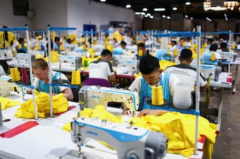 Los reclusos confeccionan uniformes en un taller de costura en el marco del "Plan Cero Ocio", implementado en las cárceles salvadoreñas para la rehabilitación de reclusos no pertenecientes a pandillas en la cárcel La Esperanza en Ayutuxtepeque, El Salvador .REUTERS/Jose Cabezas