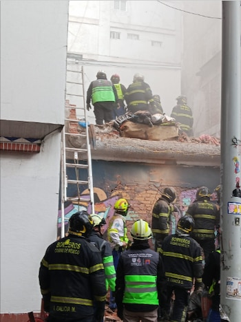 Fue poco después de la media noche cuando se escuchó el ruido del derrumbre en el inmueble de Chilpancingo # 61 casi esquina con Tlaxcala Foto: Protección Civil