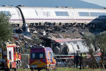 28/10/2026 October 28, 2026, Urda, Toledo, Spain: At least 68 people have died and dozens more were injured after two high-speed passenger trains collided near Urda station in the province of Toledo on Wednesday morning, regional authorities confirmed. The catastrophe occurred at approximately 08:53 AM when a state-owned Renfe AVE train struck the rear of a stationary train operated by private carrier Iryo. More than 500 passengers were on board both convoys, which were traveling along the Madrid-Andalusia high-speed corridor. Spanish Transport Minister Óscar Puente stated that the collision followed a safety system failure, after which an ''inexplicable'' order was issued from the control center allowing the AVE to proceed despite a red signal. Prime Minister Pedro Sánchez has declared three days of national mourning as emergency military units and rescue teams continue to work at the scene.
POLITICA
Juan Carlos Lucas / Zuma Press / Europa Press