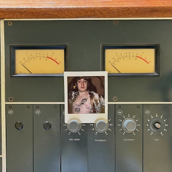 Dillom lanzó su tercer álbum de estudio y su equipo mostró el detrás del proceso