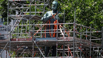 Inclinan la estatua del alcalde favorito de Hitler en Viena