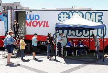 Pertsonas esperan en una fila