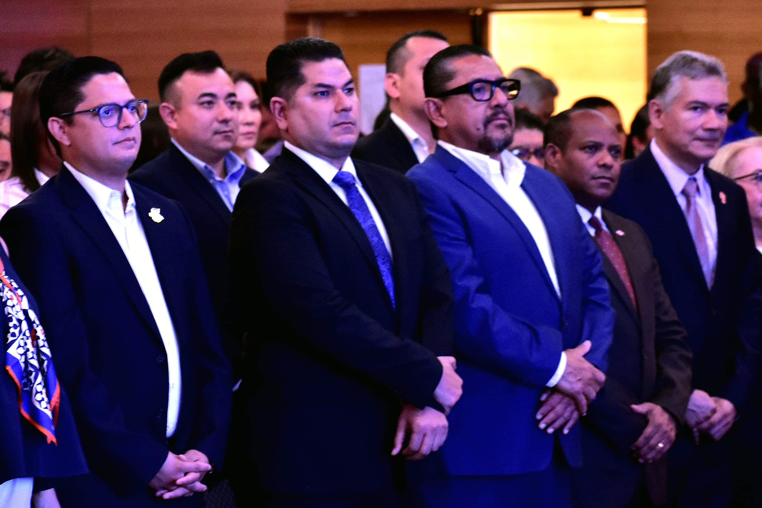 Armando Bruni, presidente del COES, y René Martínez, titular del INDES, durante la ceremonia de entrega del pabellón nacional a la delegación salvadoreña (Infobae Centroamérica/Emerson Del Cid).