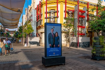 Carteles anunciadores de la visita de los reyes en las calles de Melilla. (EFE/Giner)