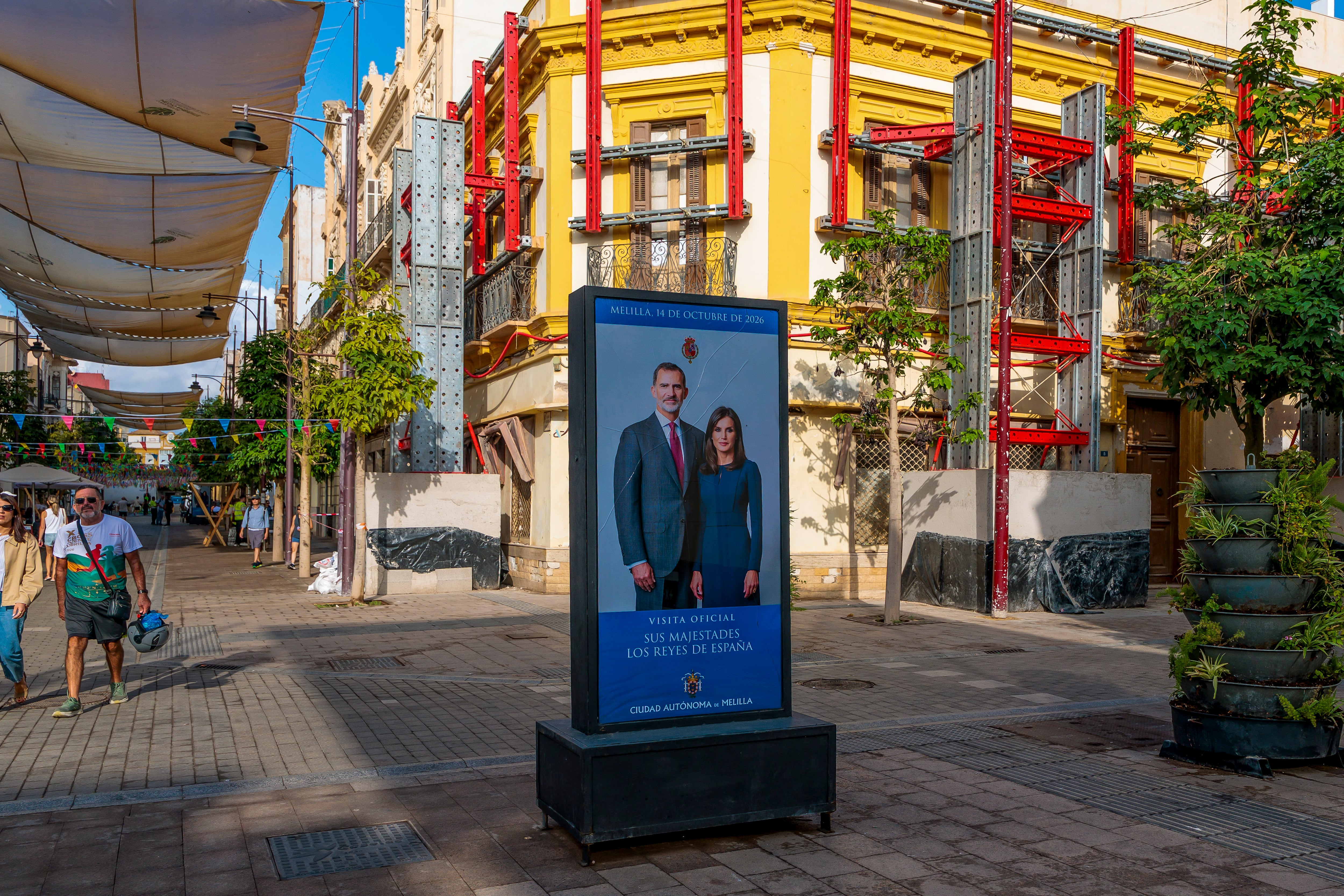 Carteles anunciadores de la visita de los reyes en las calles de Melilla. (EFE/Giner)