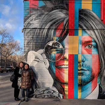 Visitantes posan frente a un