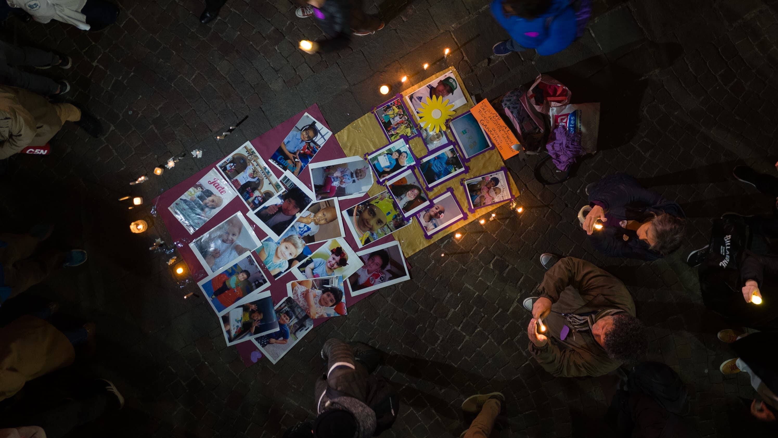 Además de los profesionales, padres de pacientes se acercaron para apoyar a los profesionales (Jaime Olivos)