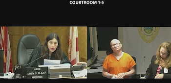 Uma visão da juíza Mindy S. Glazer sentada no banco e de um homem careca usando óculos e um uniforme colorido à sua frente no tribunal.