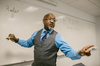 Profesor imparte una clase (Pexels)