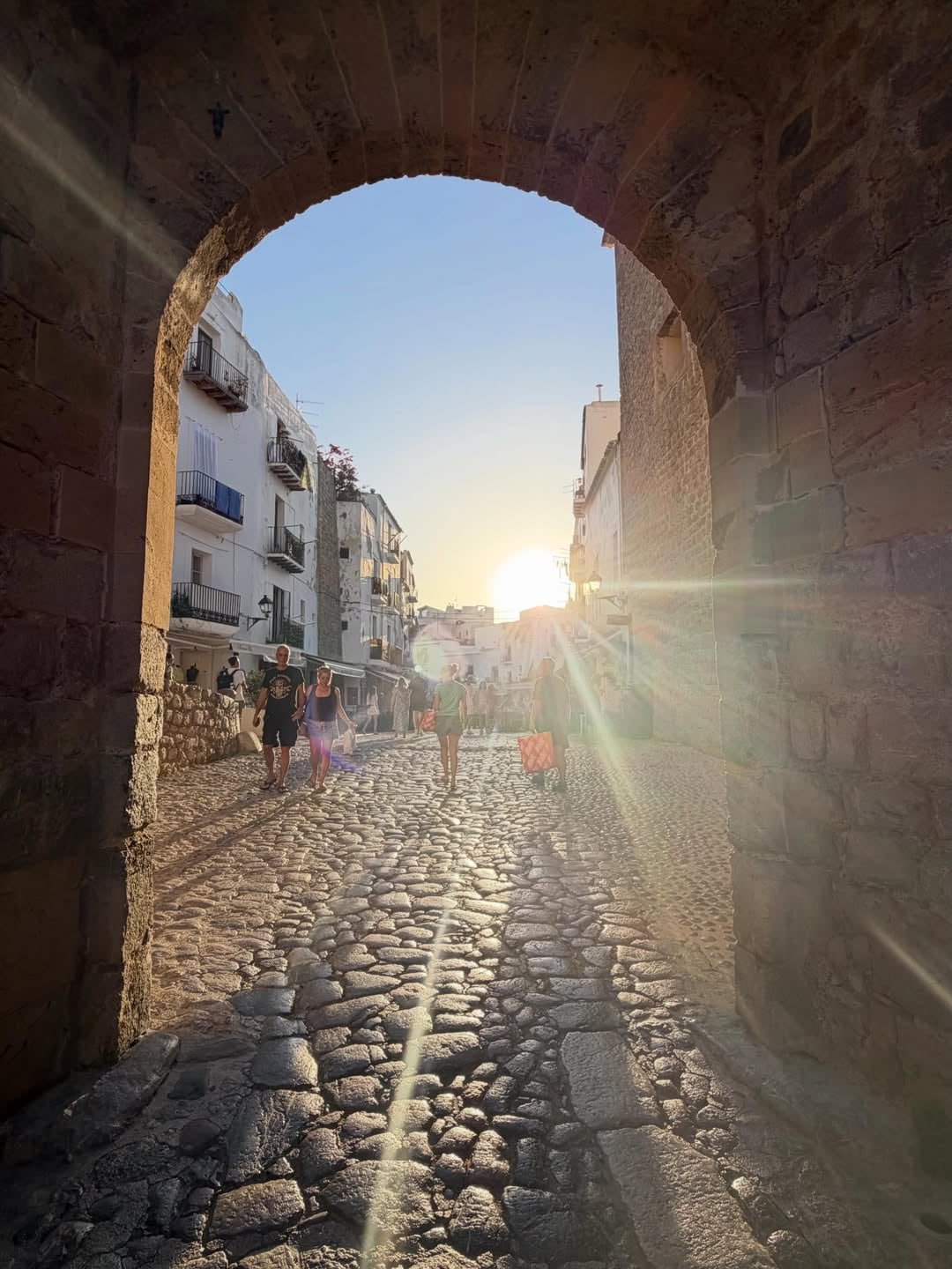 La luz del atardecer sobre los adoquines de Dalt Vila, el casco histórico amurallado de Ibiza