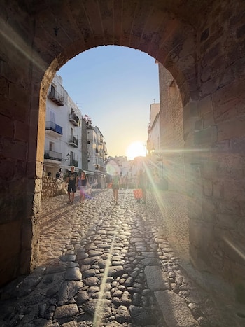 La luz del atardecer sobre los adoquines de Dalt Vila, el casco histórico amurallado de Ibiza
