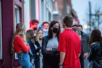 04/03/2021 Una muchacha con mascarilla