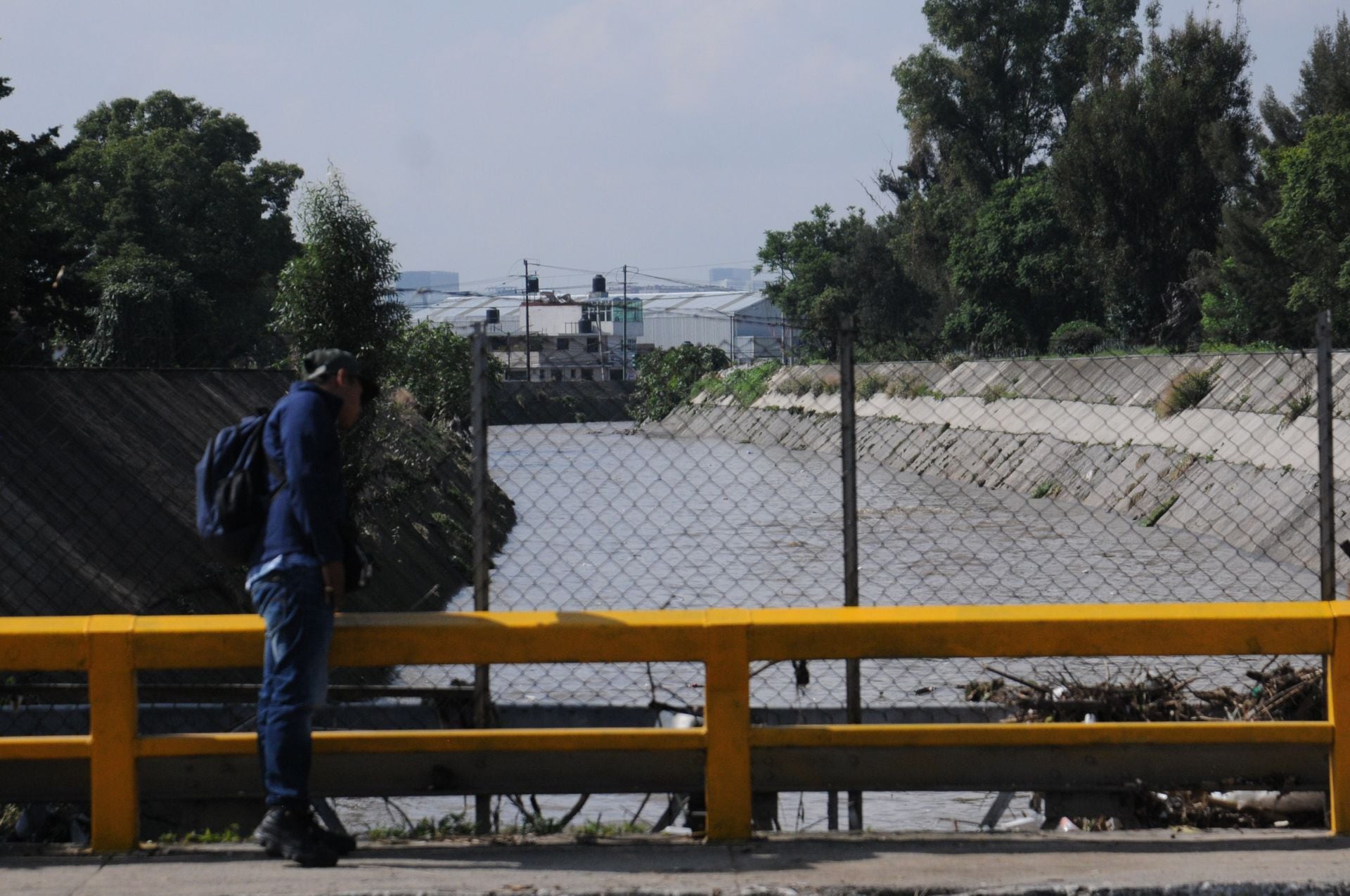 NAUCALPAN, EDOMEX, 22AGOSTO2024. - Una persona observa el flujo del agua del Río Hondo, el cual se desbordó la noche de ayer. FOTO: DANIEL AUGUSTO /CUARTOSCURO.COM