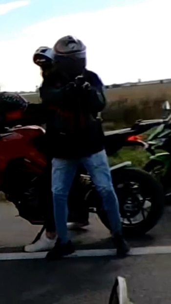 Recorrían la ruta en sus motos de alta gama y fueron asaltados por dos motochorros armados