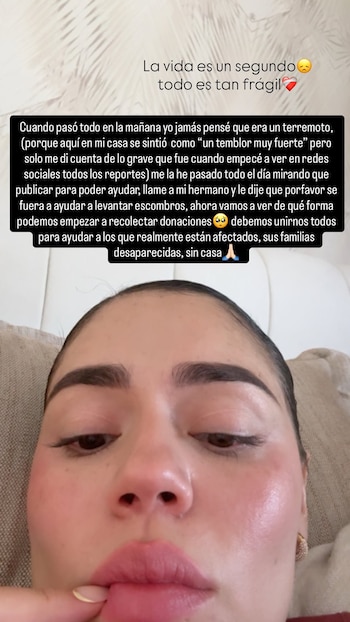 Primer plano de Natalia Segura tocando su labio, con texto blanco y negro superpuesto que expresa reflexión y un llamado a la acción