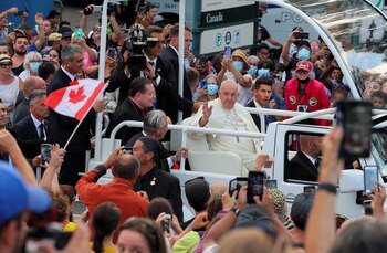 El papa Francisco saluda a