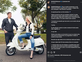Maxi López de pie junto a Daniela Christiansson, quien está sentada sobre una motoneta blanca al aire libre