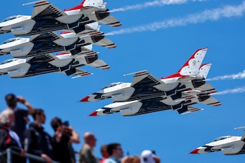 Los Thunderbirds de la Fuerza Aérea de Estados Unidos liderarán las acrobacias aéreas con maniobras sincronizadas a velocidades de hasta 1.126 km/h (USA TODAY Sports)