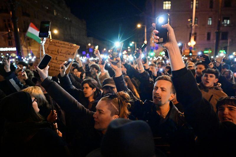 Un grupo de personas protesta después de que el Parlamento aprobara por la vía rápida una ley para prohibir la marcha anual del Orgullo LGBTQ+ alegando que podría considerarse perjudicial para los niños, en Budapest, Hungría. 18 de marzo de 2025. REUTERS/Marton Monus