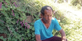 José Castillo Ríos vive sin pensión en Santiago de Cuba y recurre a ventas callejeras para conseguir el sustento diario. (Foto: CubaNet)