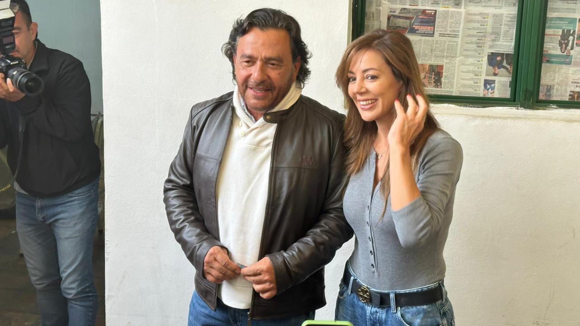 Gustavo Sáenz junto a Flavia Royón, que ayer ganó una de las bancas para diputado provincial por la capital