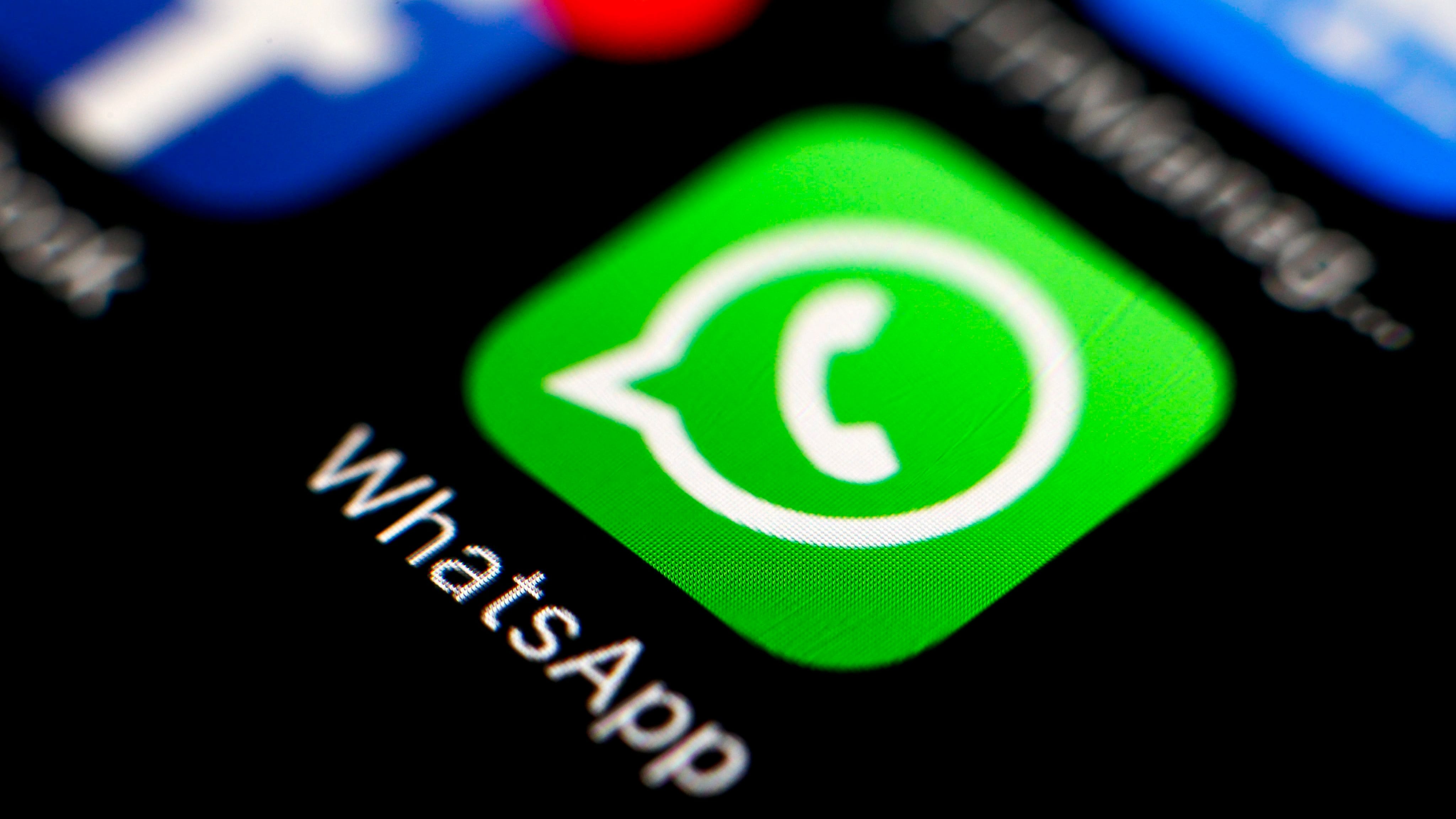 En iPhone, las copias de los chats de WhatsApp se almacenan en iCloud; en Android, el respaldo se vincula a la cuenta configurada en el dispositivo. (EFE)
