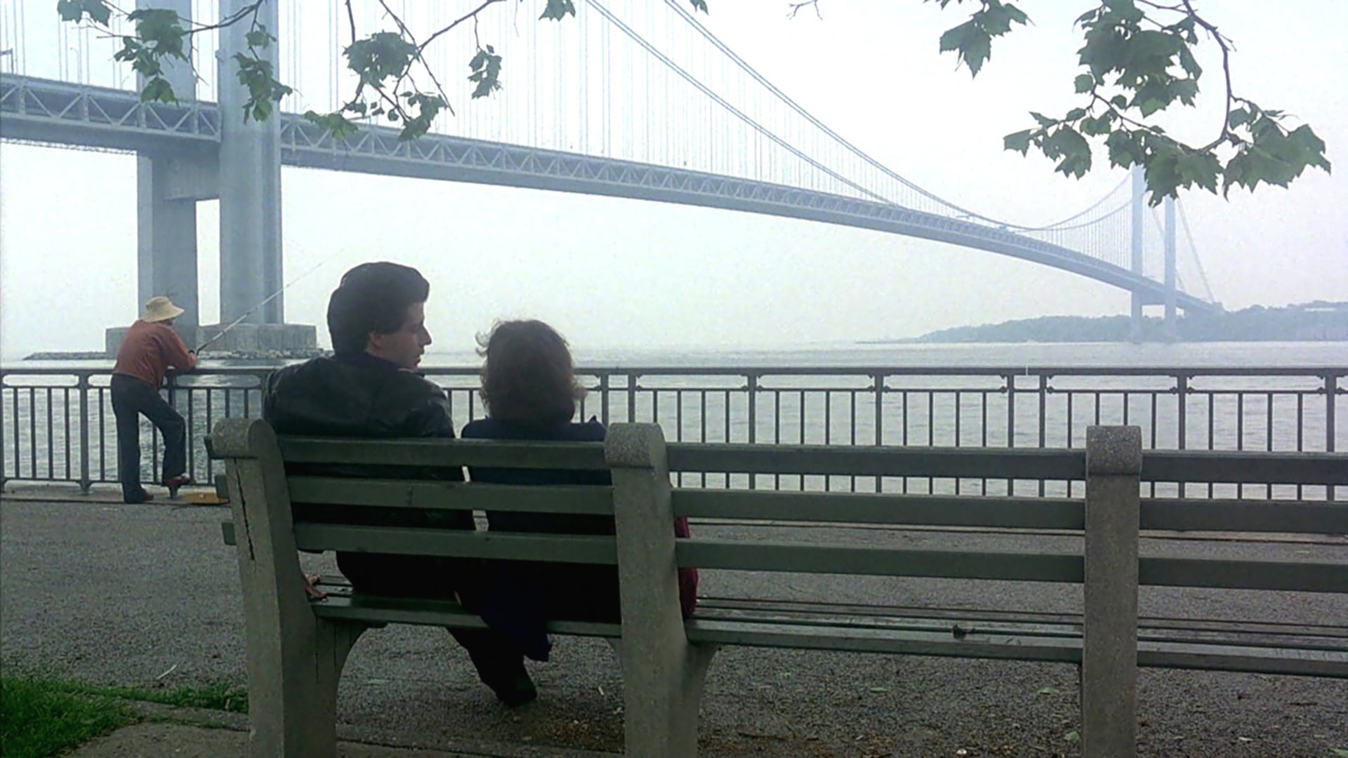Tony Manero y Stephanie Mangano, personajes principales de la película Fiebre de sábado por la noche, comparten un momento pensativo frente al puente Verrazzano-Narrows en esta icónica escena. (Captura de video)