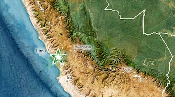Mapa de Perú en acuarela con el Océano Pacífico a la izquierda, la costa y las montañas andinas. Muestra Lima, Huancayo, Ica y Cusco, con una estrella verde cerca de Lima.