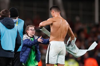 El astro del Manchester United no dudó en regalarle su camiseta. Foto: Reuters/Paul Childs