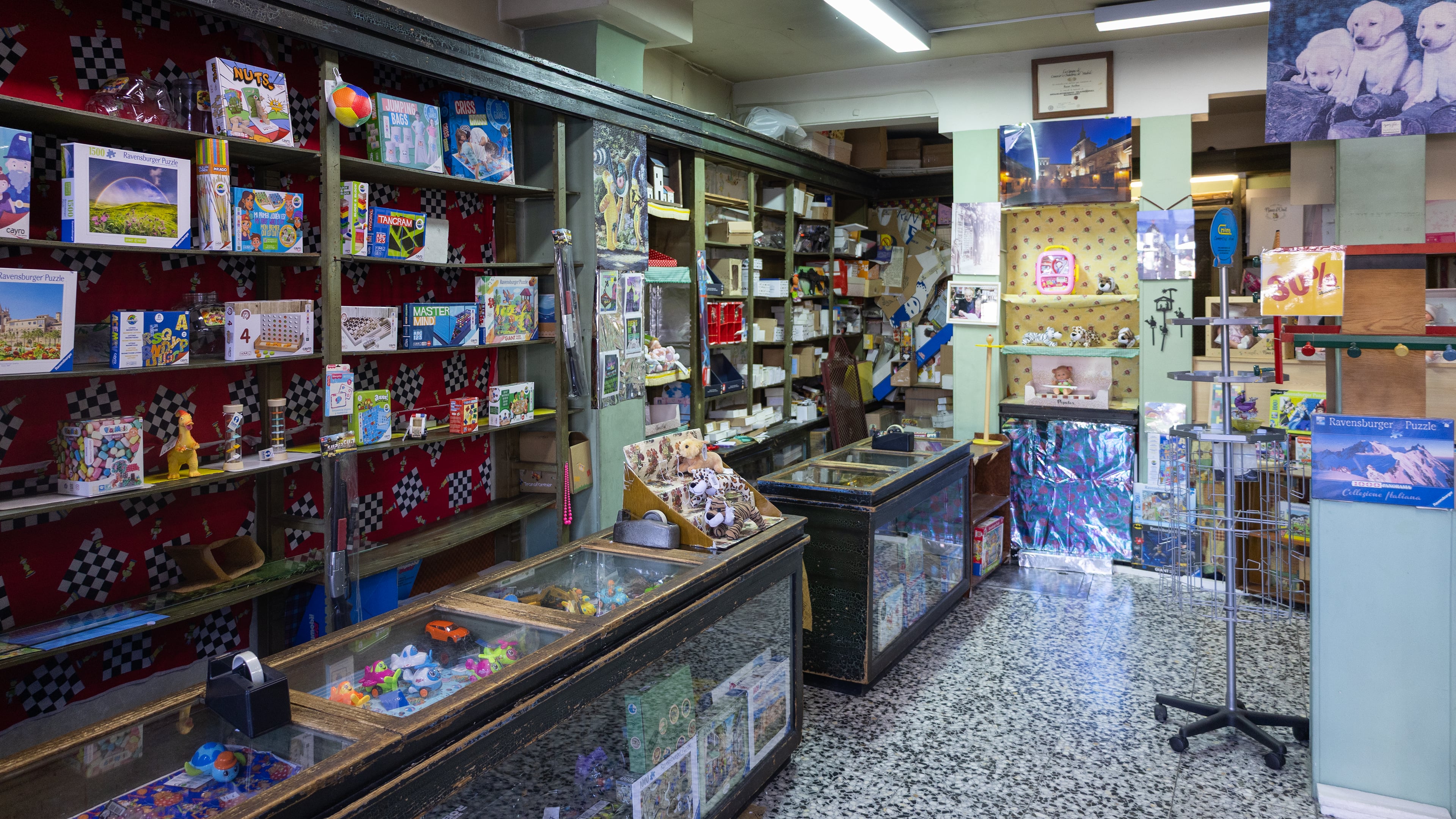 La histórica juguetería Bazar Arribas cierra tras más de 100 años en la icónica Plaza Mayor de Madrid. (Alejandro Higuera López/Infobae)