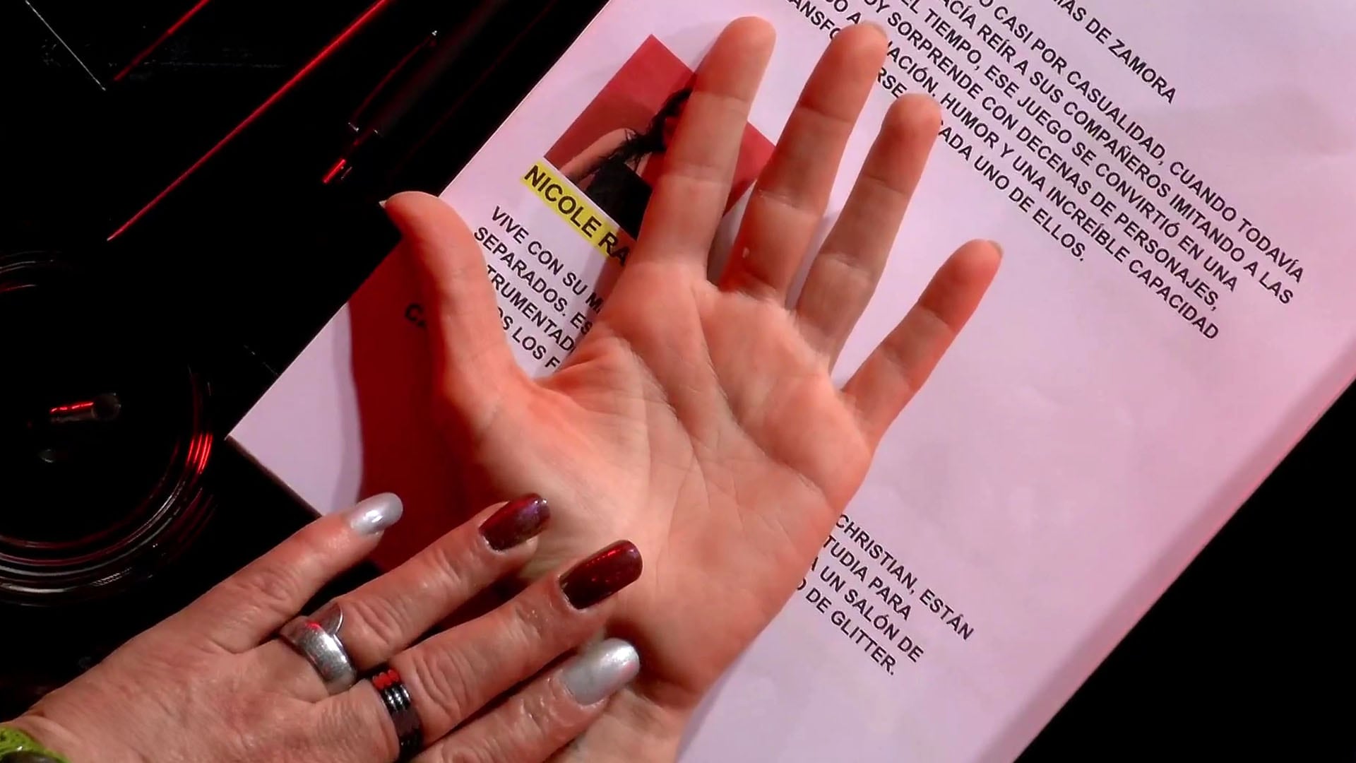 Jimena Barón se sumó a la lectura de manos en vivo y terminó reaccionando con sorpresa ante la predicción de la tarotista