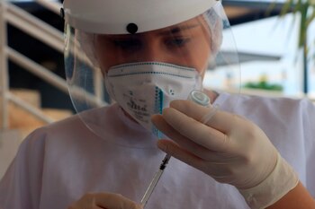 Una enfermera prepara una dosis