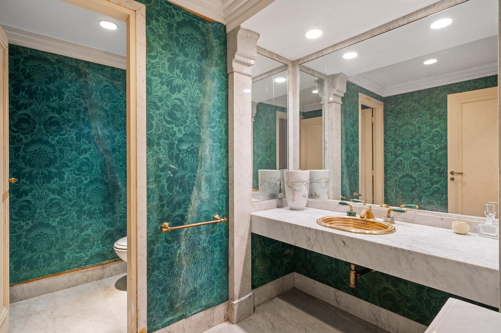 La organización funcional incluye siete dormitorios, entre los que destaca una suite principal dotada de hall de ingreso y vestidores, además de doce baños