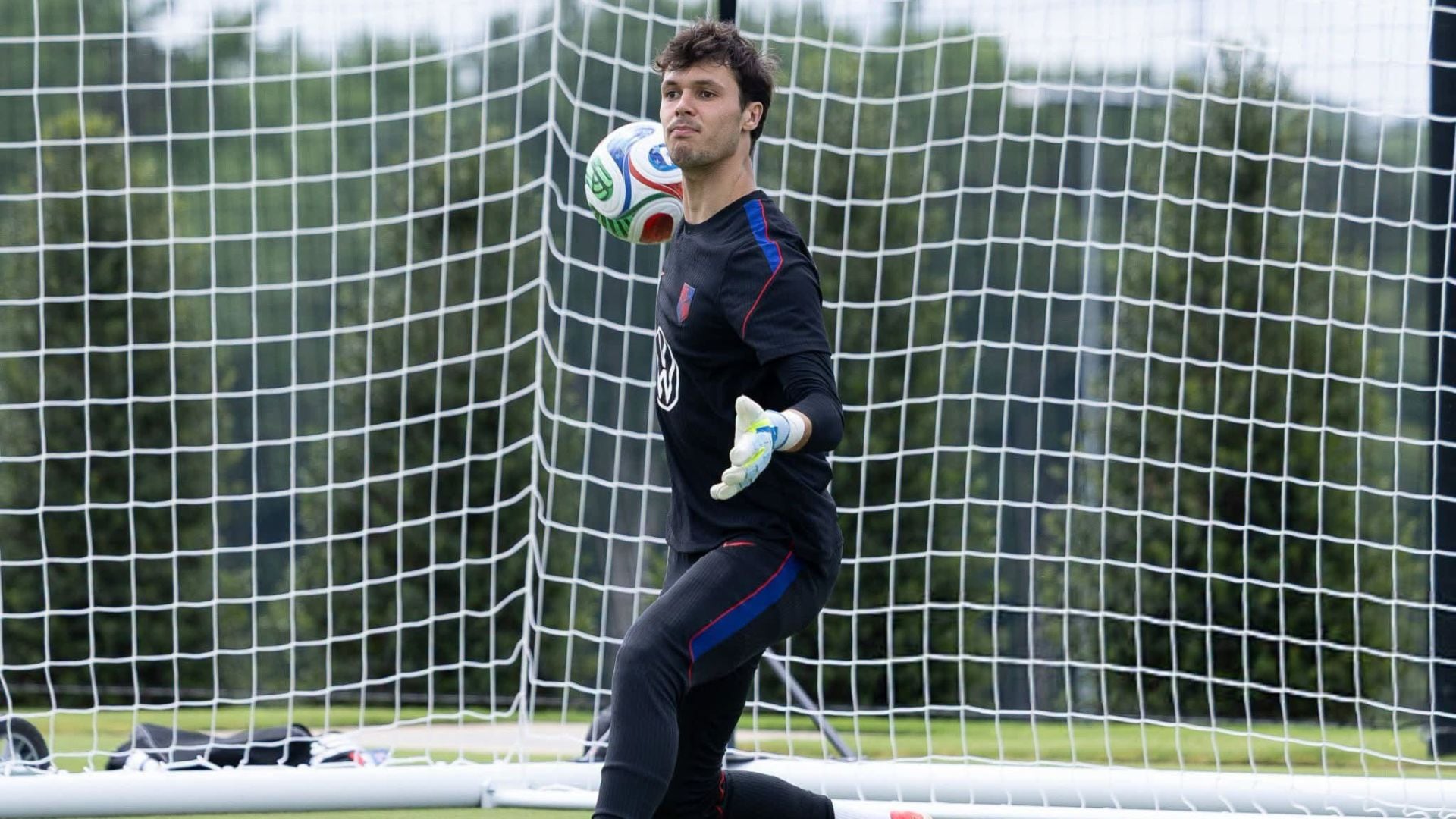Diego Kochen entrenándose con la selección de Estados Unidos bajo la supervisión de Mauricio Pochettino. - Crédito: AFP