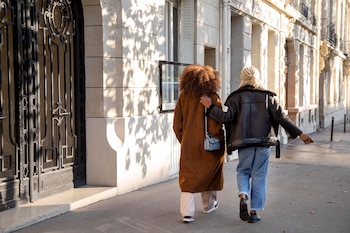 Dos chicas paseando por una