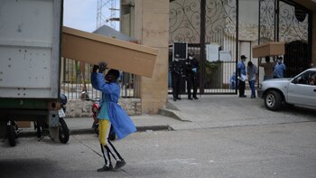 Guayaquil inició entierros y abrió dos hospitales