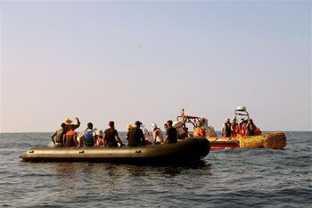 Varias personas migrantes a la