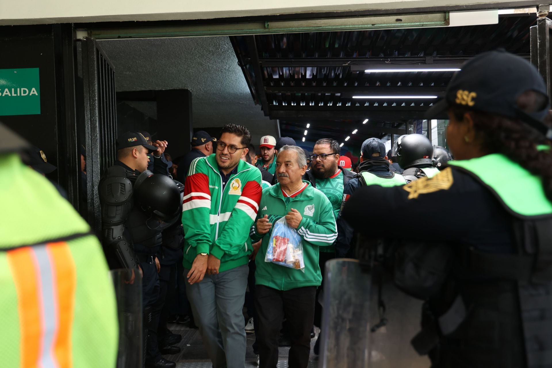 CIDADE DO MÉXICO, 11 DE JUNHO DE 2026.- Torcedores fazem fila para embarcar no Trem Leve até o Estádio da Cidade do México, onde o acesso ao serviço se dá mediante apresentação de ingresso para evento relacionado à Copa do Mundo de 2026. FOTO: GALO CAÑAS/CUARTOSCURO.COM