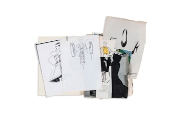 Una pila de papeles con bocetos de figuras de moda, ilustraciones de vestuario, un par de zapatos de tacón y diseños de vestidos