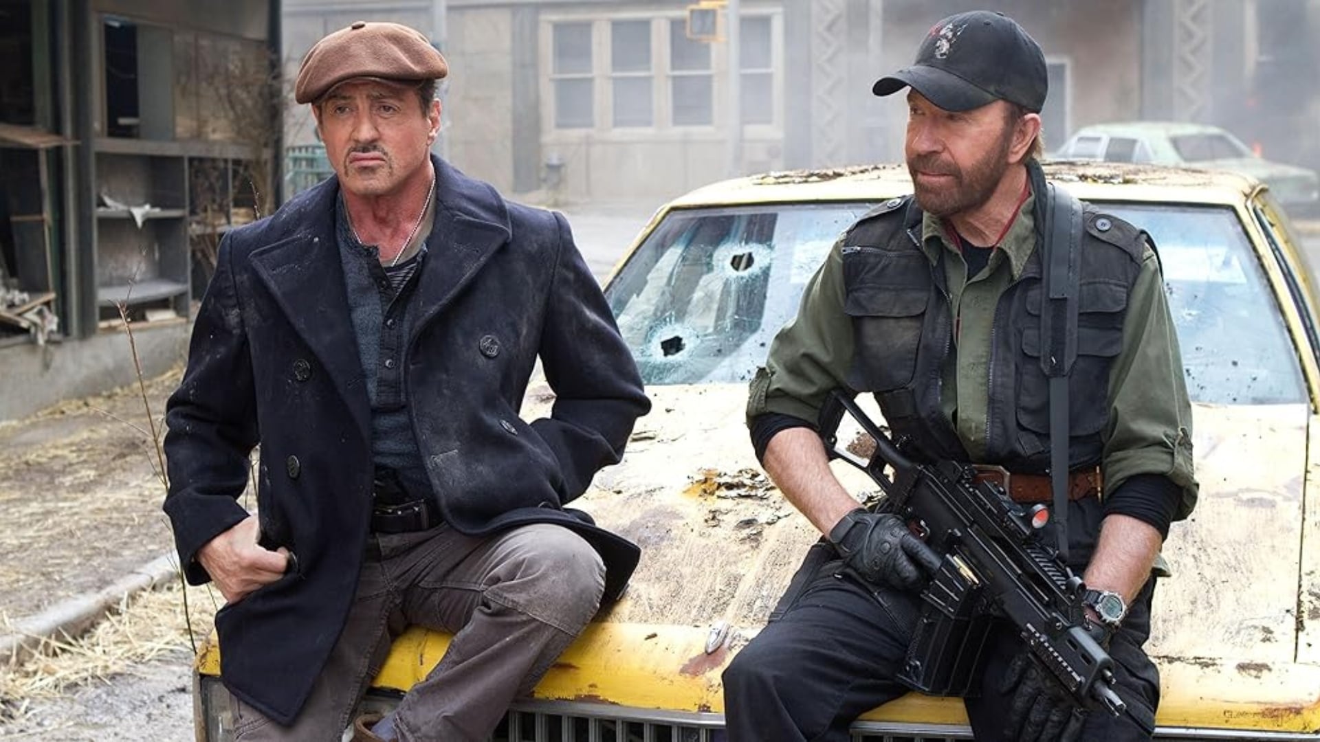 “Un gran hombre”, escribió Sylvester Stallone al recordar a Chuck Norris tras conocerse la noticia de su fallecimiento (IMDb)