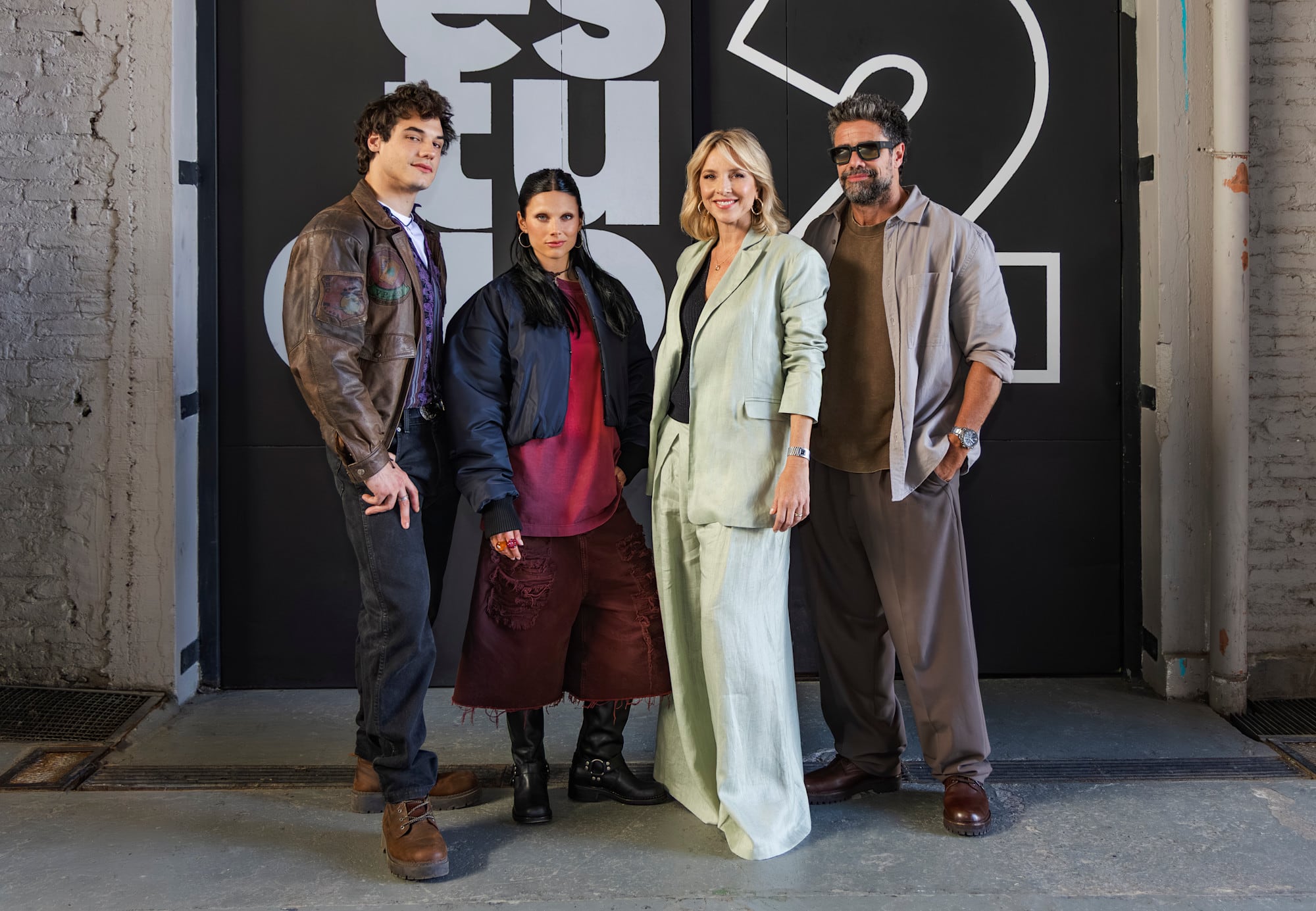 Los actores Carla Peterson, Gerónimo Bosia, Valentina Zenere y Luciano Castro posan frente a la puerta de un estudio de grabación durante una sesión fotográfica. (Gentileza Netflix)